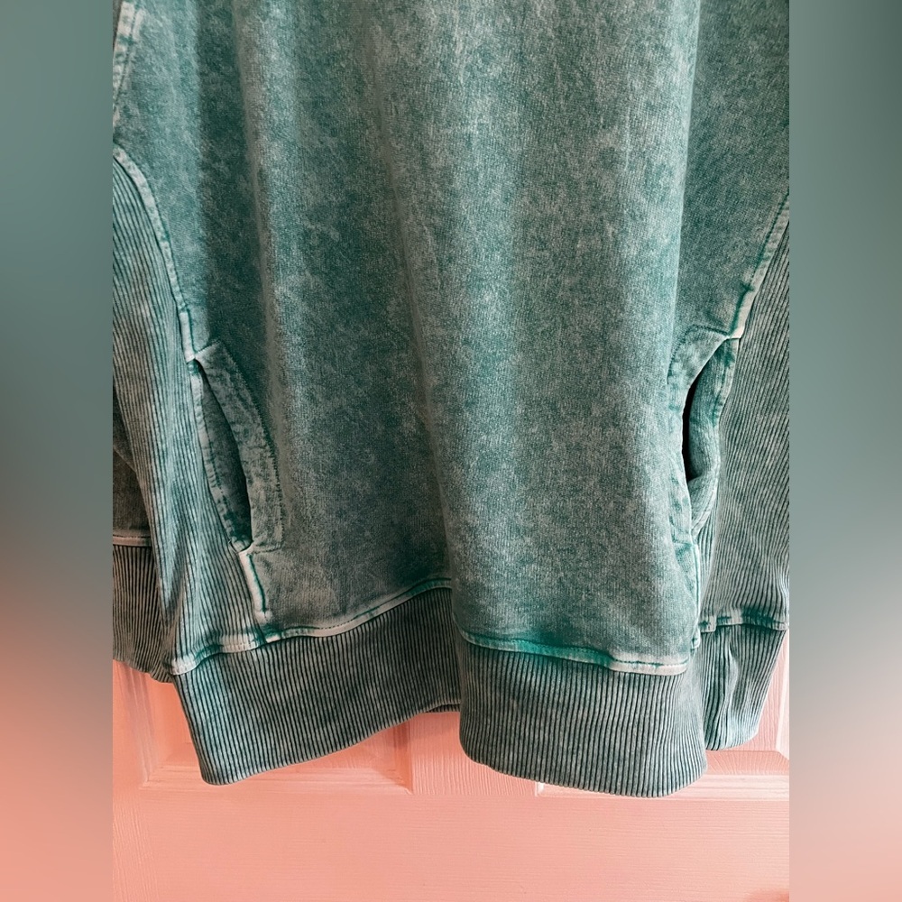 Zenana/women’s NWOT Green Crewneck Sweatshirt size S - Picture 3 of 6